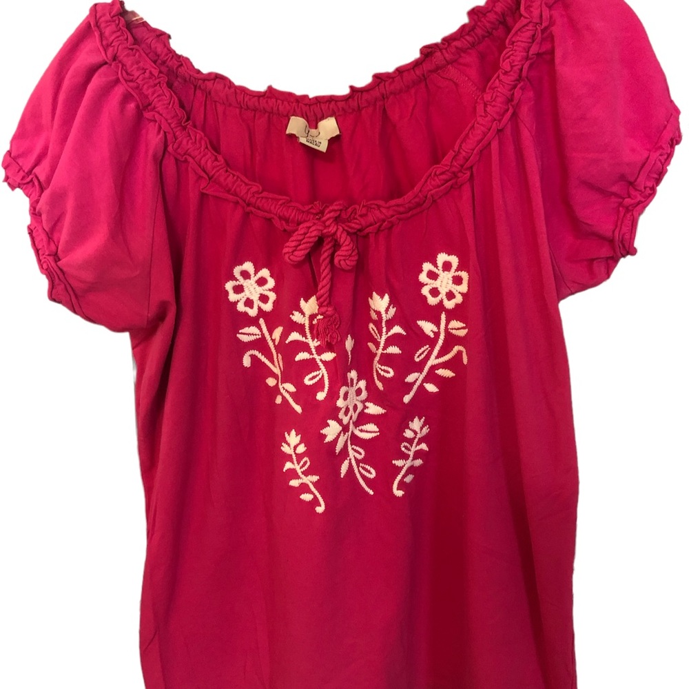 Yvos short sleeve top with cute tie detail.  EUC size large.
